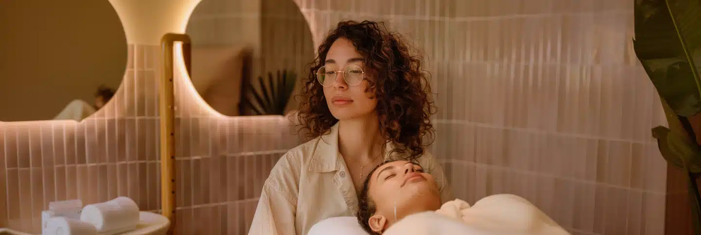 flashcomet_a_woman_with_curly_brown_hair_tied_with_a_few_free_h_ea785c1d-fca5-47d2-8498-971e1b126de6